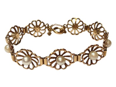 Lot 53 - 9ct gold and cultured pearl flower head bracelet