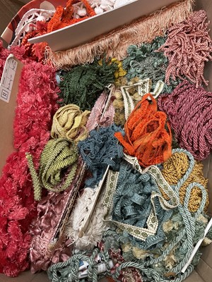 Lot 2534 - Large quantity of curtain and cushion tasselled braiding, fringing and edging.