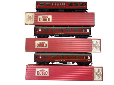 Lot 1731 - Hornby Dublo OO Gauge 2/3 rail BR maroon coaches including a Suburban coach ~ 4083, Restaurant Car ~ 4049, Sleeping Car ~ 4078 (x2), & other Suburban coaches ~ 4053, 4975, 4063, 4062, all box...