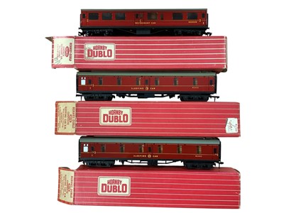 Lot 1732 - Hornby Dublo OO Gauge 2/3 rail BR maroon coaches including Restaurant Car ~ 4049, Sleeping Car ~ 4078 (x2), & other Suburban coaches ~ 4053 (x2), 4975, 4063, 4062, all bo...