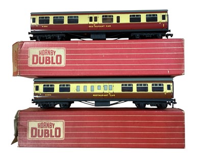 Lot 1733 - Hornby Dublo OO Gauge Restaurant Cars ~ 4048 (x2) & D20 (x2) all boxed, plus five suburban coaches (loose) (8)
