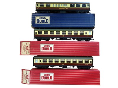 Lot 1734 - Hornby Dublo OO Gauge 2/3 rail WR cream & brown coaches including Restaurant Car ~ D20 and suburban coaches ~ 4061 (x2), 4060 (x3), 4051 & 4050, all boxed (8)