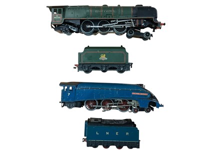 Lot 1736 - Hornby Dublo OO Gauge 3 rail 4-6-2 BR green early emblem Duchess of Montrose locomotive with two tenders and additional coachwork 46232 and 4-6-2 LNER blue Sir Nigel Gresly tender locomotive 7,...