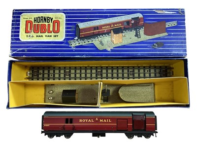 Lot 1737 - Hornby Dublo OO Gauge 3 rail T.P.O. Mail Van Set, boxed (worn lid) (1)
