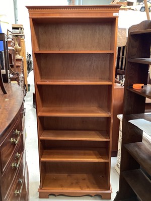 Lot 5384 - Reproduction book case with adjustable shelves to interior.