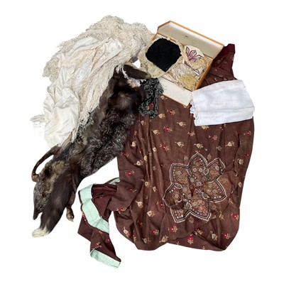 Lot 5270 - Group of textiles