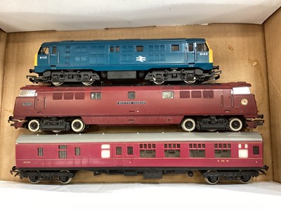 Lot 1983 - Hornby OO Gauge BR maroon Western Courier Diesel Hydraulic Locomotive D1062 ~ R368, BR blue Class 29 Diesel Locomotive 6142 and LMS maroon coach, all loose (3)