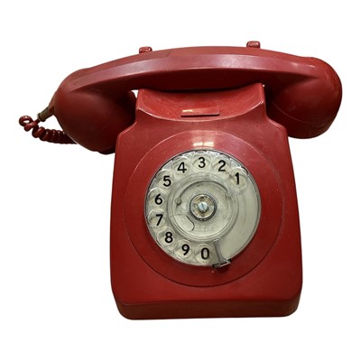 Lot 5121 - Vintage red BT telephone