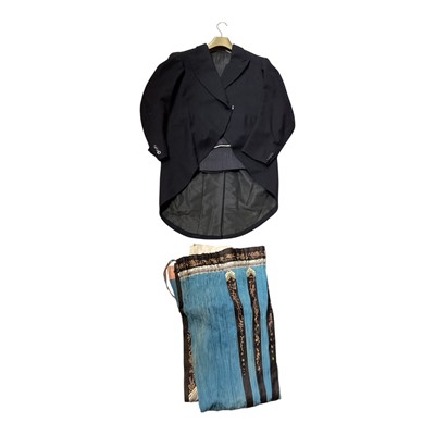 Lot 5195 - Two boxes of textiles