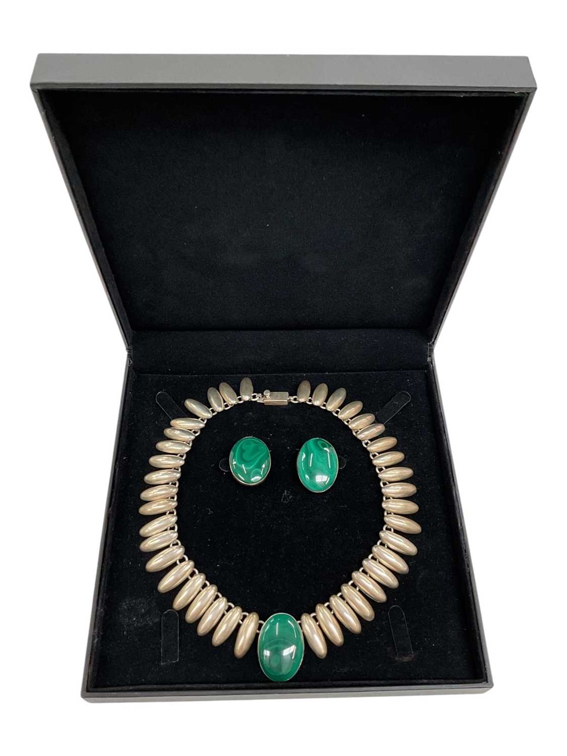 Lot 15 - Silver (925) fringe style necklace with an oval polished malachite pendant, together with a pair of matching clip on earrings