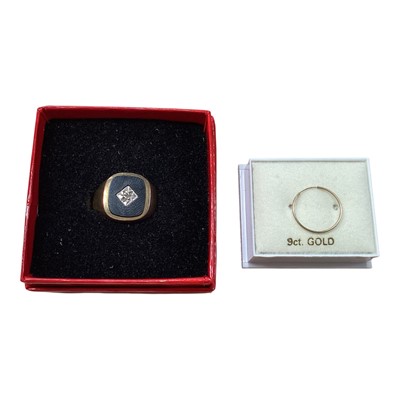 Lot 5178 - 9ct gold signet ring and a 9ct gold earring