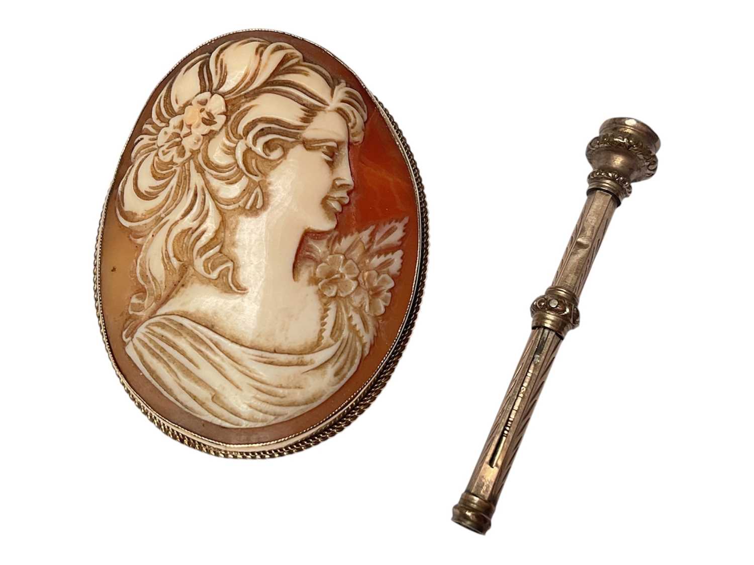 Lot 119 - Carved shell cameo brooch depicting a classical female bust in 9ct gold mount, together with a Victorian yellow metal propelling pencil (2)