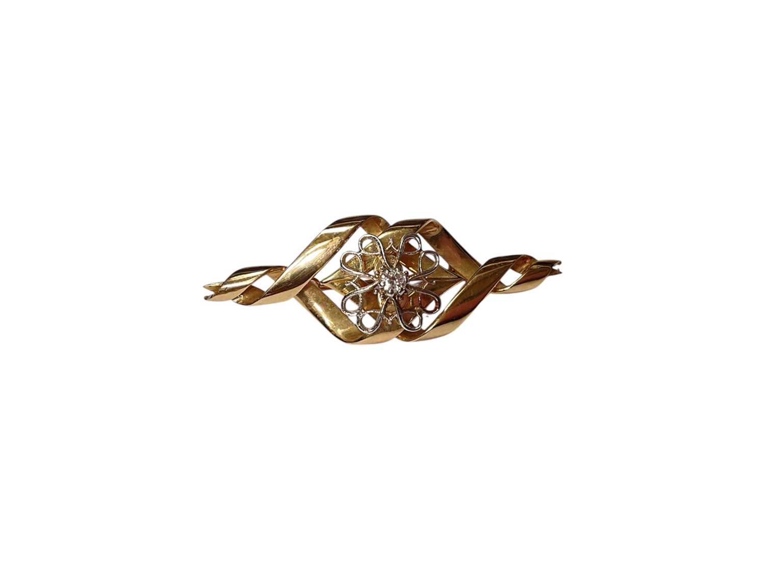 Lot 120 - 9ct gold brooch with a twisted ribbon design set with a central brilliant cut diamond, estimated to weigh approximately 0.10cts.