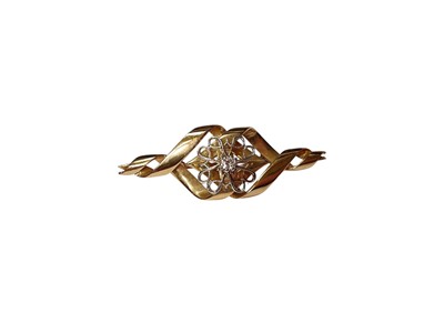 Lot 120 - 9ct gold brooch with a twisted ribbon design set with a central brilliant cut diamond, estimated to weigh approximately 0.10cts.