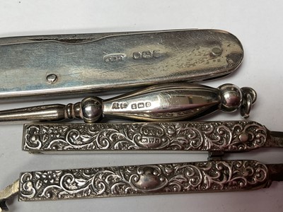 Lot 127 - Victorian silver dressing table box (Birmingham 1894) containing a pair of silver mounted folding sewing scissors, silver mounted penknife and a silver handled button hook