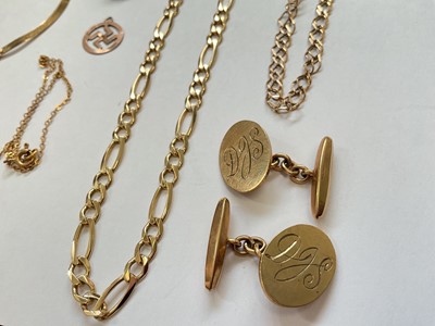 Lot 78 - Group of 9ct gold jewellery to include various chains, pair of cufflinks, a pendant and a 9ct gold cased Avia ladies wristwatch on leather strap