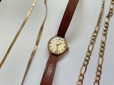 Lot 78 - Group of 9ct gold jewellery to include various chains, pair of cufflinks, a pendant and a 9ct gold cased Avia ladies wristwatch on leather strap