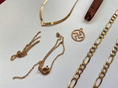 Lot 78 - Group of 9ct gold jewellery to include various chains, pair of cufflinks, a pendant and a 9ct gold cased Avia ladies wristwatch on leather strap