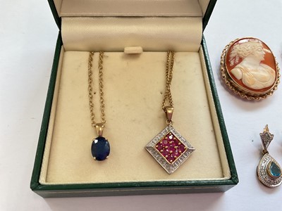 Lot 80 - Group of gold and yellow metal jewellery