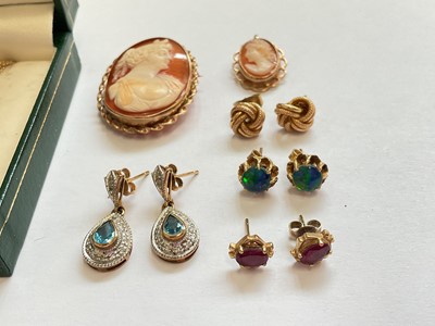 Lot 80 - Group of gold and yellow metal jewellery