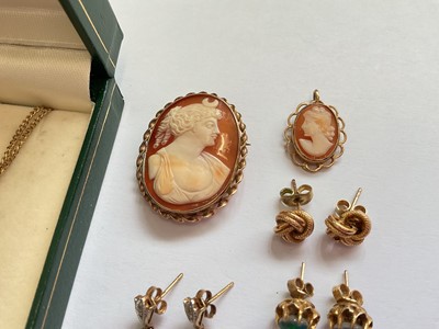 Lot 80 - Group of gold and yellow metal jewellery