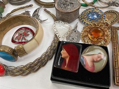 Lot 80 - Group of costume jewellery including white metal bangles, various beads, glass and gilt metal trinket box and other bijouterie