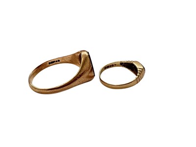 Lot 148 - 9ct gold carnelian oval panel signet ring and 9ct gold onyx panel signet ring (2)