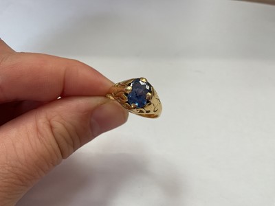 Lot 113 - Yellow metal single blue single stone ring