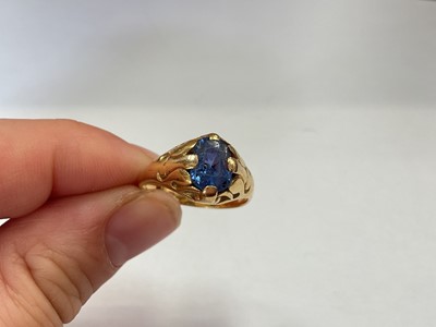 Lot 113 - Yellow metal single blue single stone ring