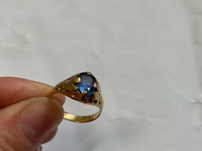 Lot 113 - Yellow metal single blue single stone ring