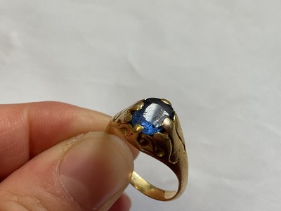 Lot 113 - Yellow metal single blue single stone ring