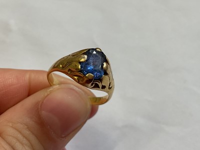 Lot 113 - Yellow metal single blue single stone ring
