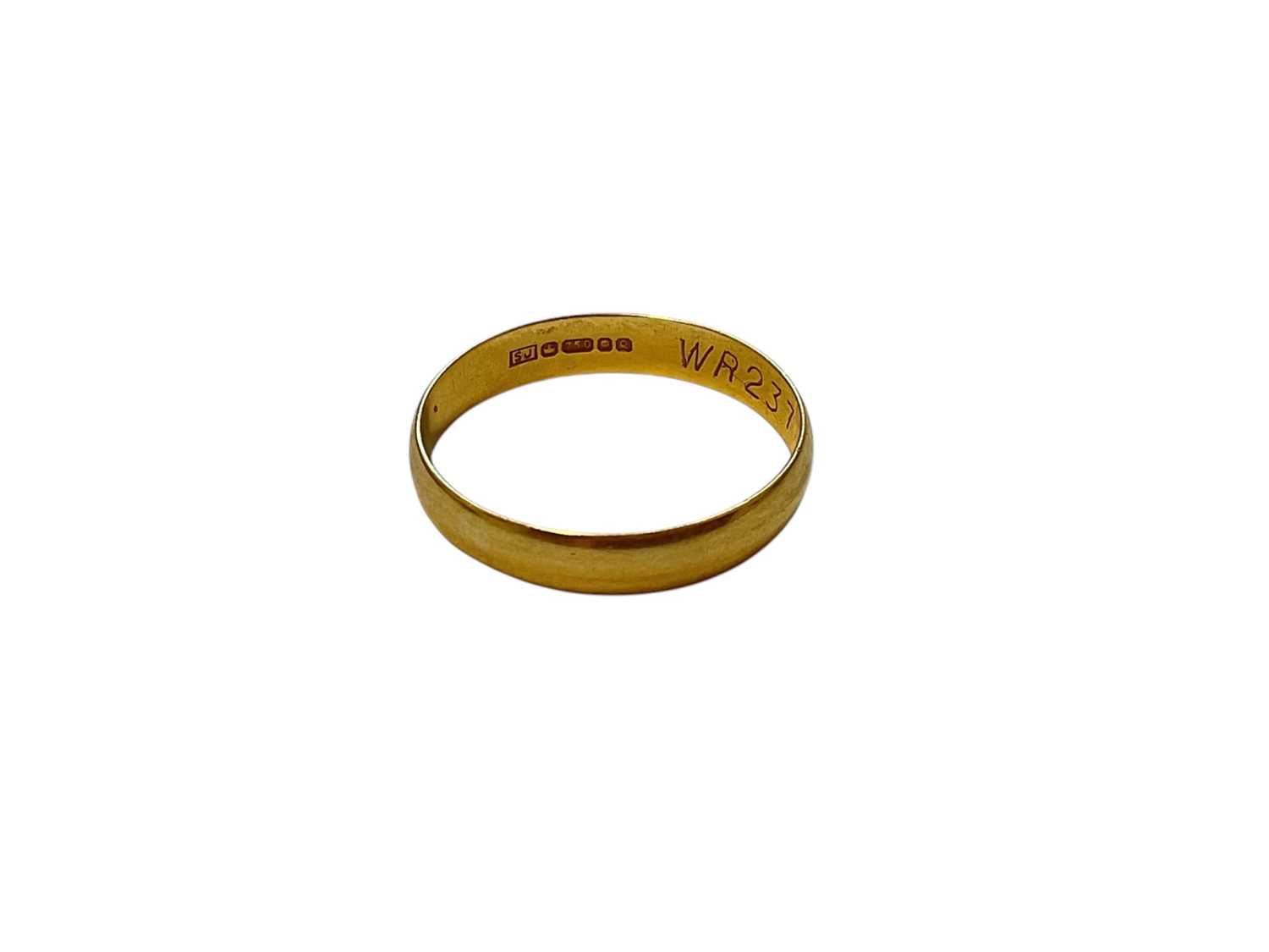 Lot 137 - 18ct gold wedding ring