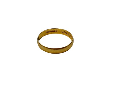 Lot 137 - 18ct gold wedding ring