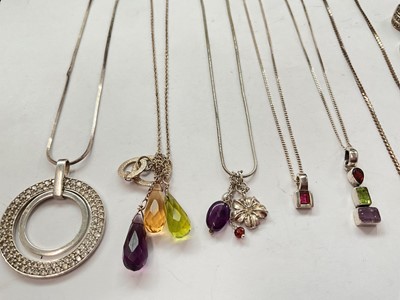 Lot 140 - Small group of silver and white metal jewellery to include gem set dress rings, pendants on chains, a brooch and a pair of drop earrings