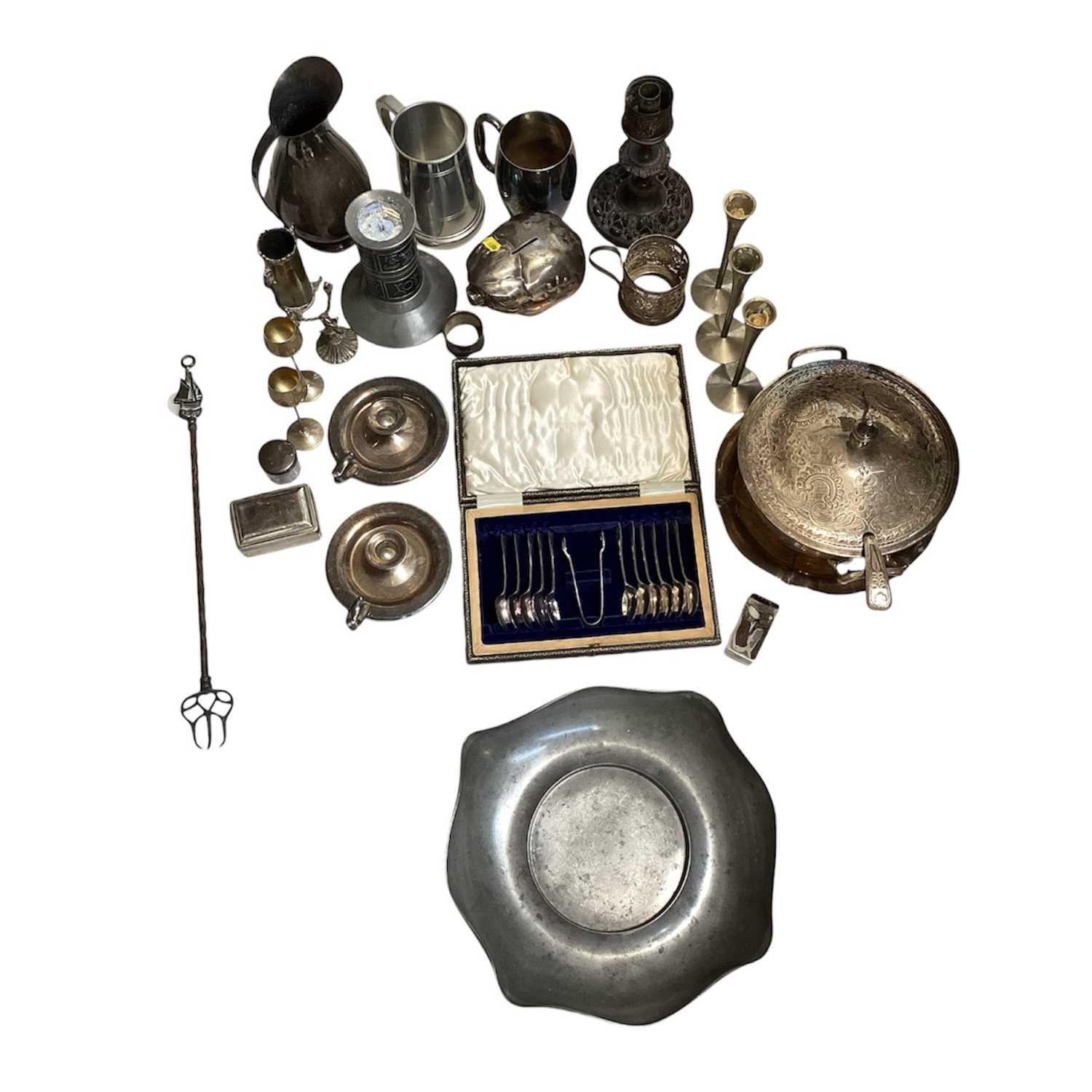 Lot 5166 - Collection of antique and later vintage silverplated items, and metalwork