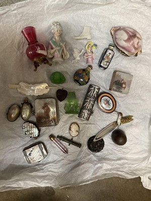 Lot 142 - Miscellaneous group of bijouterie to include antique enamel pill box etc