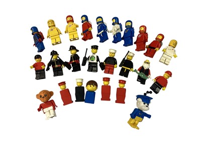 Lot 1827 - Lego Mini figs including spacemen, workman and constructed vehicles, plus four Technics boxes (1 box)