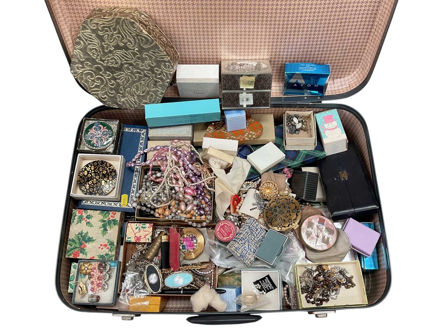 Lot 87 - Suitcase containing a large quantity of vintage costume jewellery, compacts and other bijouterie