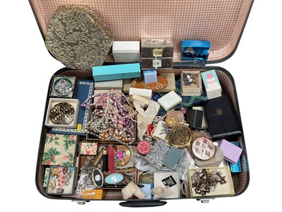 Lot 87 - Suitcase containing a large quantity of vintage costume jewellery, compacts and other bijouterie