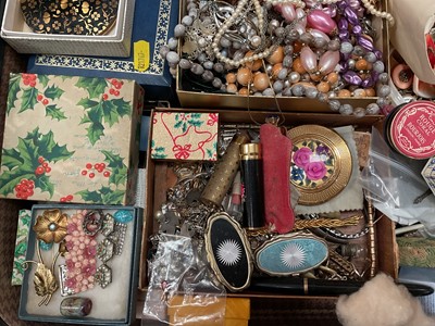 Lot 87 - Suitcase containing a large quantity of vintage costume jewellery, compacts and other bijouterie