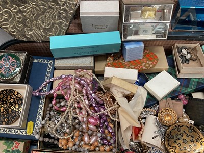 Lot 87 - Suitcase containing a large quantity of vintage costume jewellery, compacts and other bijouterie