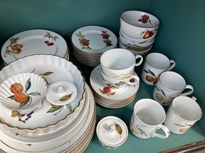 Lot 5007 - Royal Worcester Evesham pattern table service