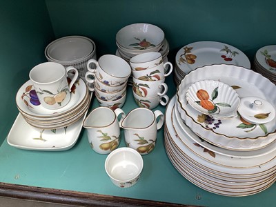 Lot 5007 - Royal Worcester Evesham pattern table service