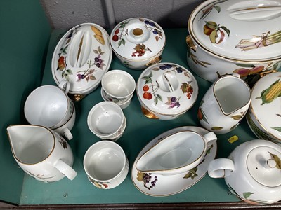 Lot 5007 - Royal Worcester Evesham pattern table service