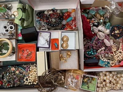 Lot 84 - Group of vintage and contemporary costume jewellery including semi-precious stone beads, various earrings etc
