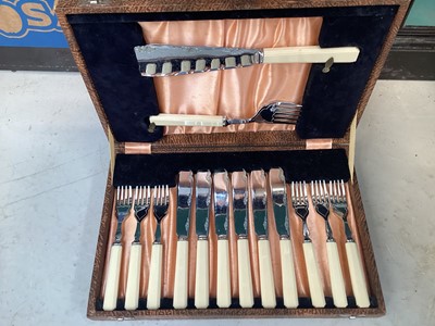 Lot 5020 - Collection of silver plate to include tea caddy, boxed cutlery and sundries