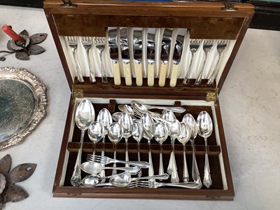 Lot 5020 - Collection of silver plate to include tea caddy, boxed cutlery and sundries