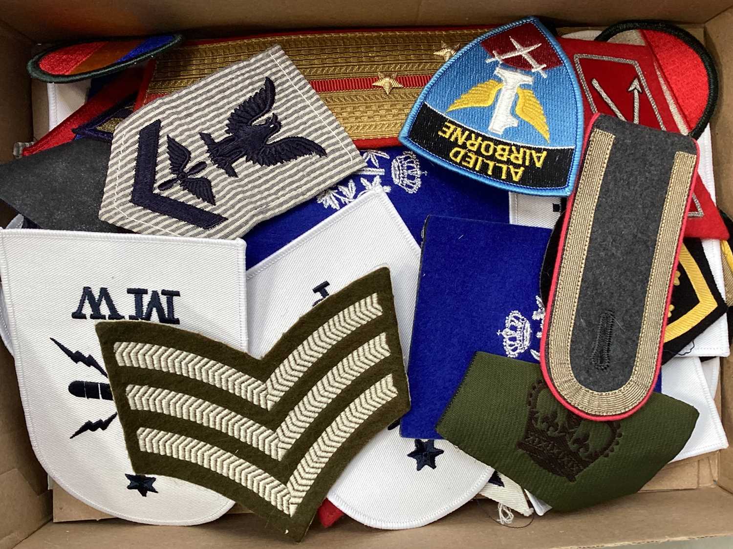 Lot 5012 - Box of military cloth badges approx 70