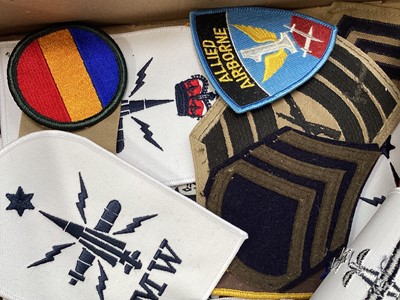 Lot 5012 - Box of military cloth badges approx 70